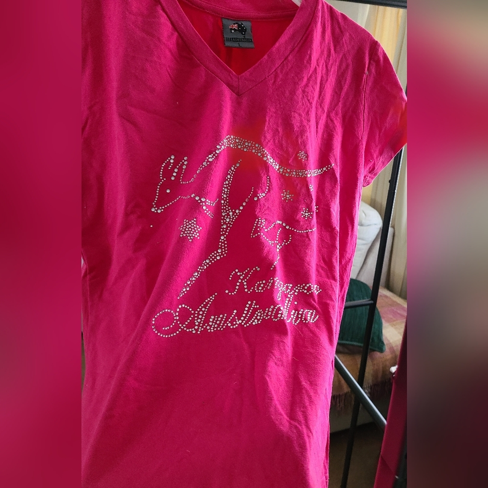 New/never worn v-neck short sleeve Australia/kangaroo crystal fuschia tee